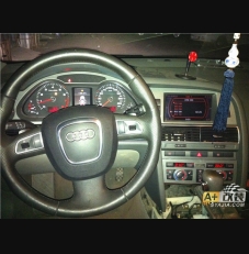 Ｃ6安装定速巡航，多功能方向盘，门板气氛灯，及奥迪标投影门灯。