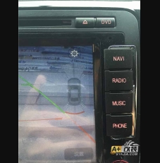 甲壳虫装前四雷达实现OPS驻车辅助功能。